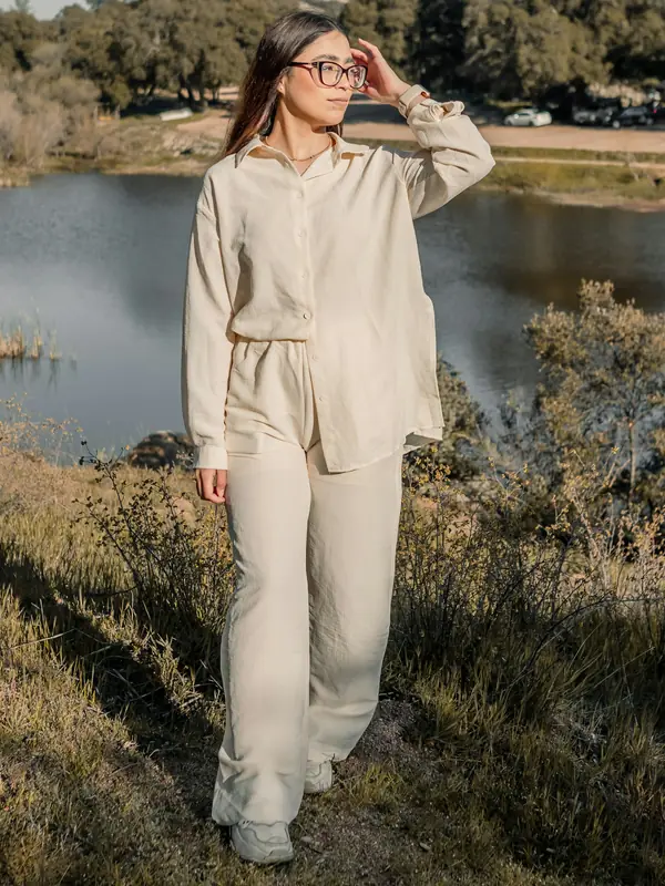 Conjunto de camisa e calça de linho cor areia