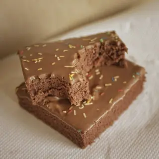 Pedaço de bolo de chocolate com granulado colorido