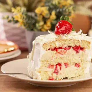 Fatia de bolo de morango com chantili