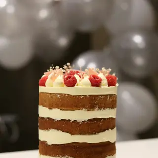 Naked cake com framboesas no topo