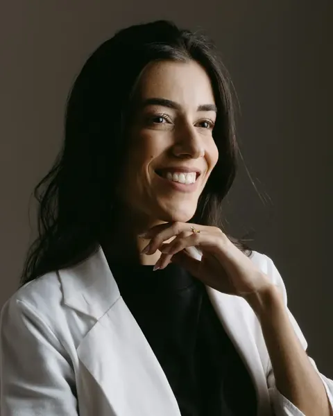 Retrato da Dra. Paula Menezes, dentista da clínica