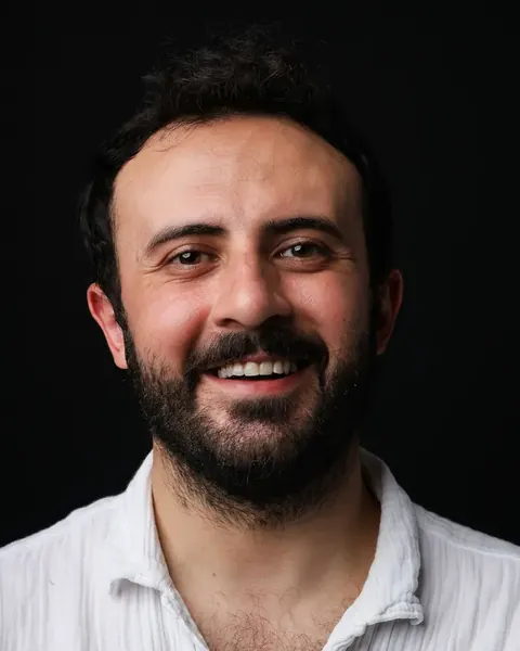 Retrato do Dr. Tiago Lins, dentista da clínica