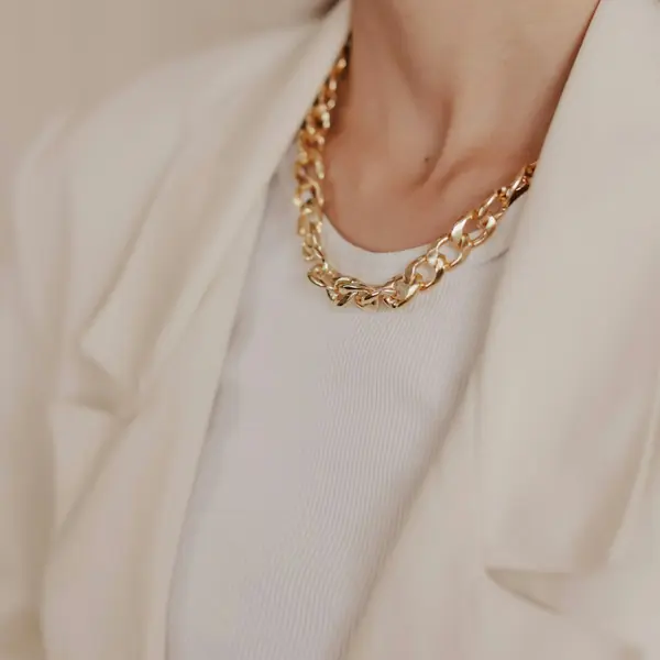 Colar grumet dourado com blazer creme
