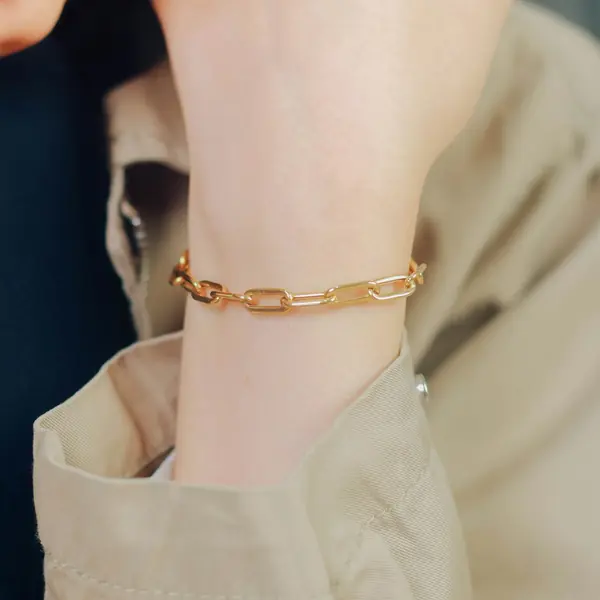 Pulseira de elos dourados no pulso