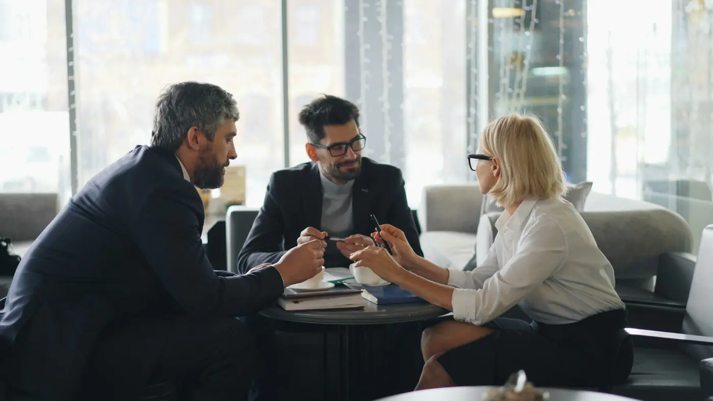 Advogados em reunião com uma cliente no escritório